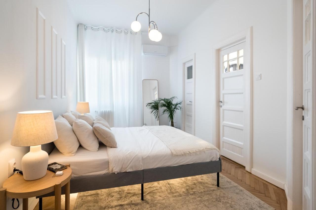 Cismigiu Serenity: 1Br Flat With Scenic Balcony Бухарест Экстерьер фото