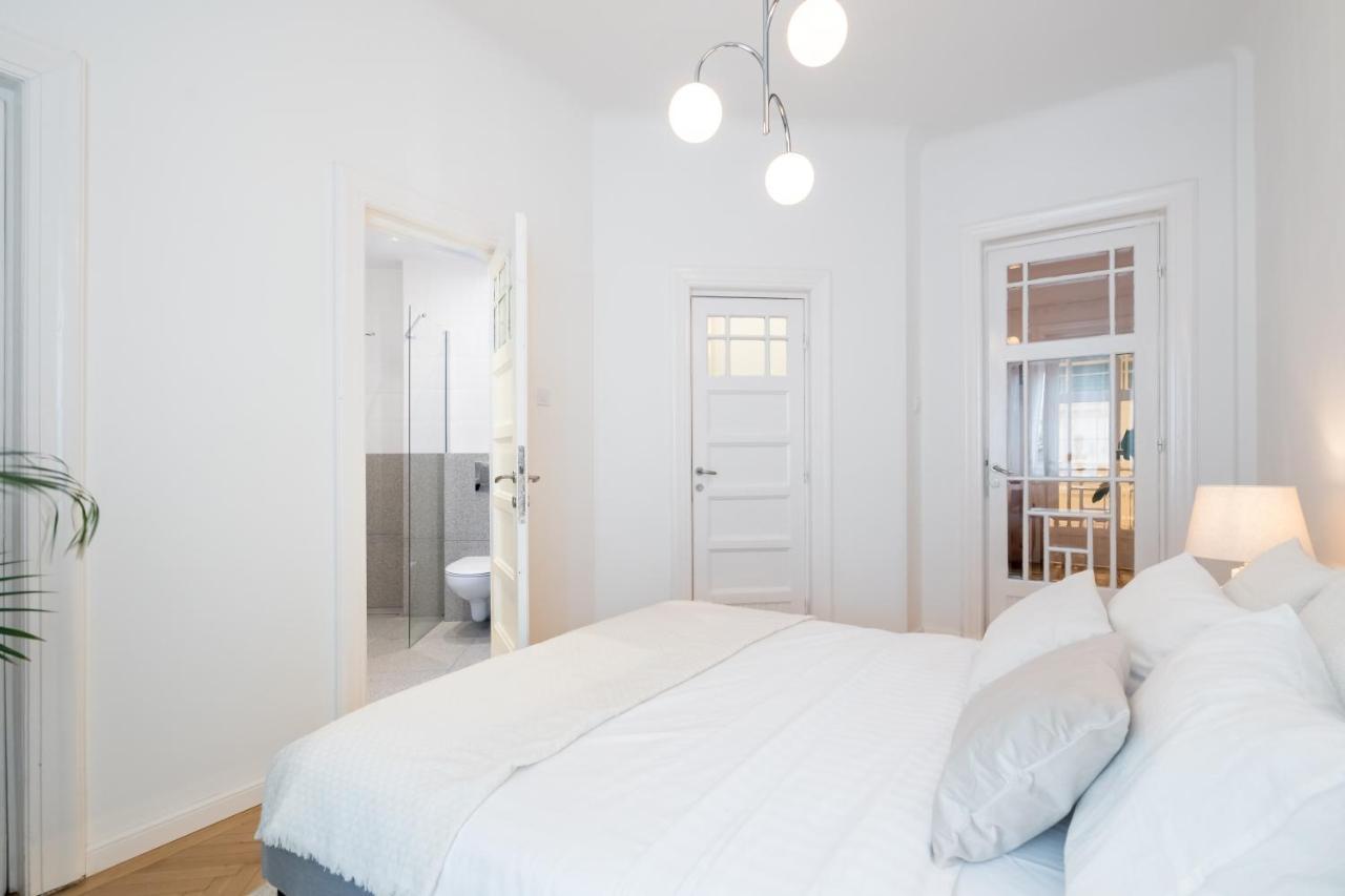 Cismigiu Serenity: 1Br Flat With Scenic Balcony Бухарест Экстерьер фото