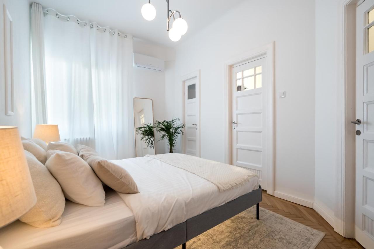 Cismigiu Serenity: 1Br Flat With Scenic Balcony Бухарест Экстерьер фото